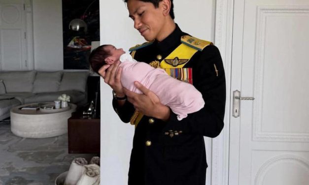 Potret Pangeran Abdul Mateen: Mengasuh Anak Pertamanya