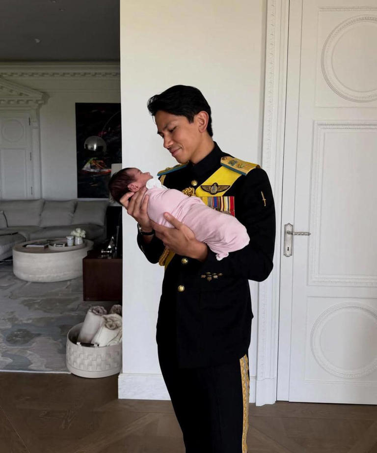 Potret Pangeran Abdul Mateen: Mengasuh Anak Pertamanya