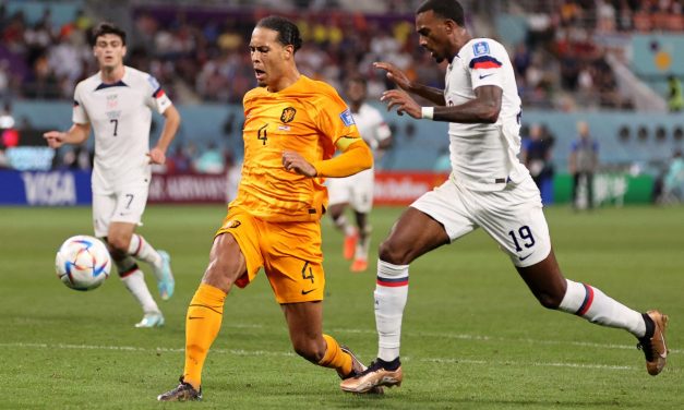 Bukan Sekadar Gaya! Di Balik Van Dijk Pakai Lengan Panjang