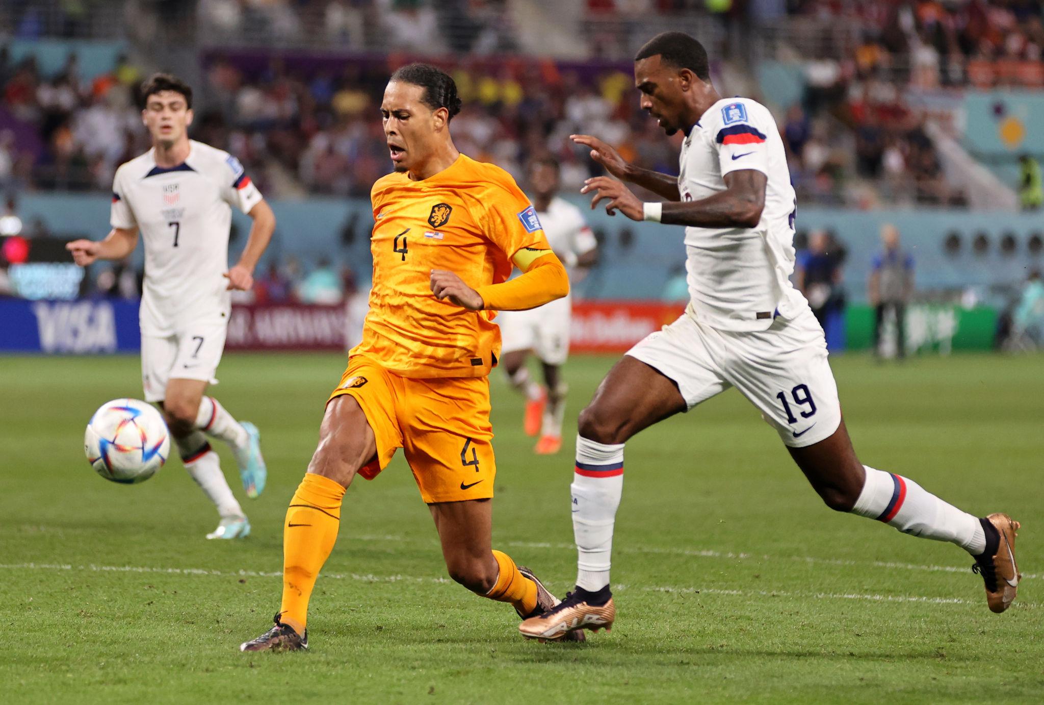 Bukan Sekadar Gaya! Di Balik Van Dijk Pakai Lengan Panjang