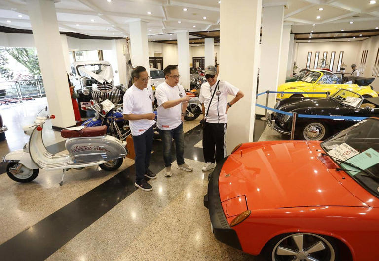 Ajang Perdana! Mobil Klasik Dan Retro Ramaikan Lembang