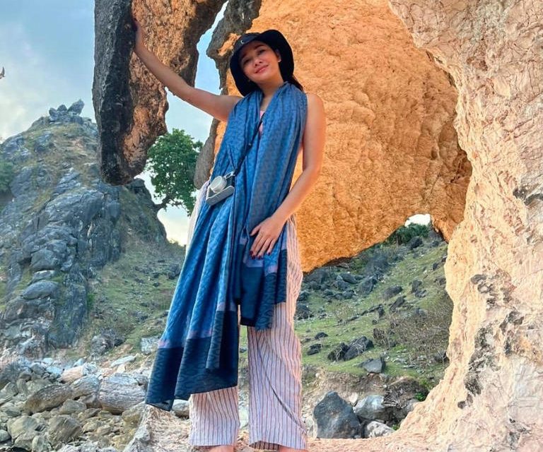 Liburan Naysilla Mirdad Di Pantai Boa Rote, Pesona Laut Biru