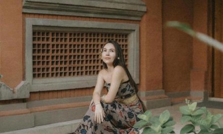 Aura Dewi Bali! Olivia Jensen Pesona Dalam Balutan Kain Khas