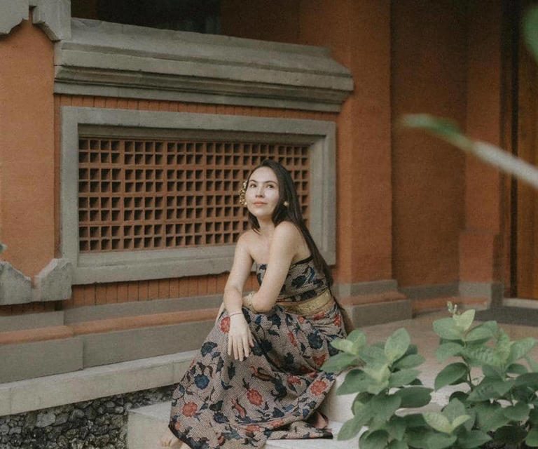 Aura Dewi Bali! Olivia Jensen Pesona Dalam Balutan Kain Khas