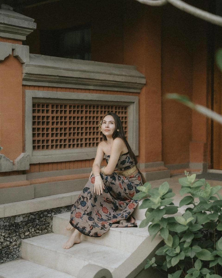 Aura Dewi Bali! Olivia Jensen Pesona Dalam Balutan Kain Khas