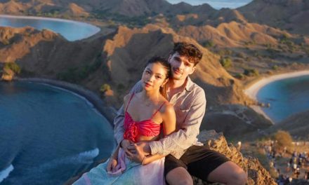 Momen Manis, Regina Phoenix & Kekasih Liburan Di Labuan Bajo