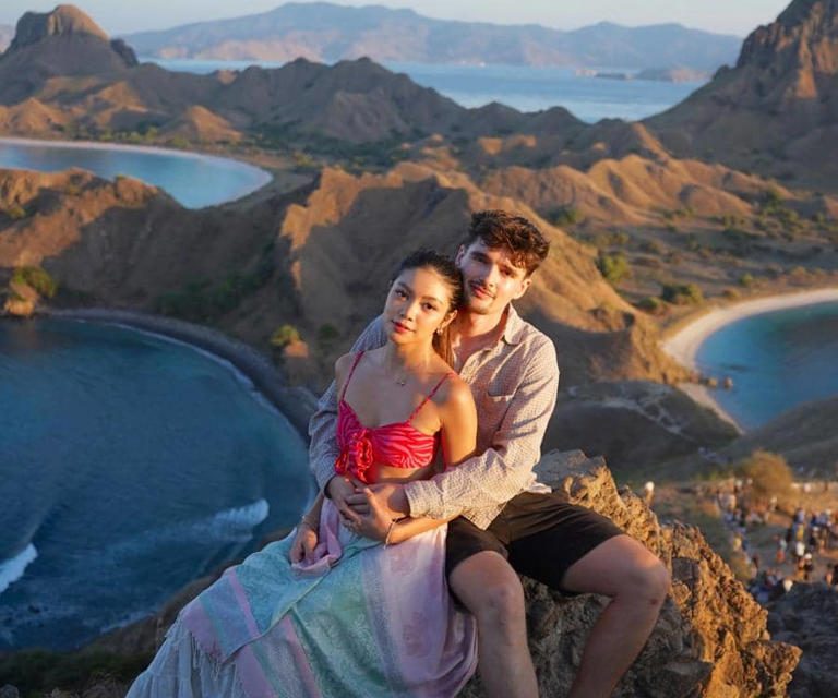Momen Manis, Regina Phoenix & Kekasih Liburan Di Labuan Bajo
