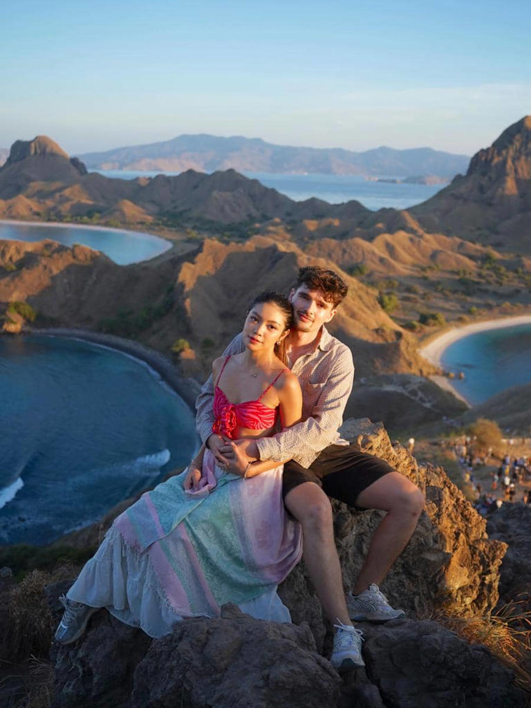Momen Manis, Regina Phoenix & Kekasih Liburan Di Labuan Bajo